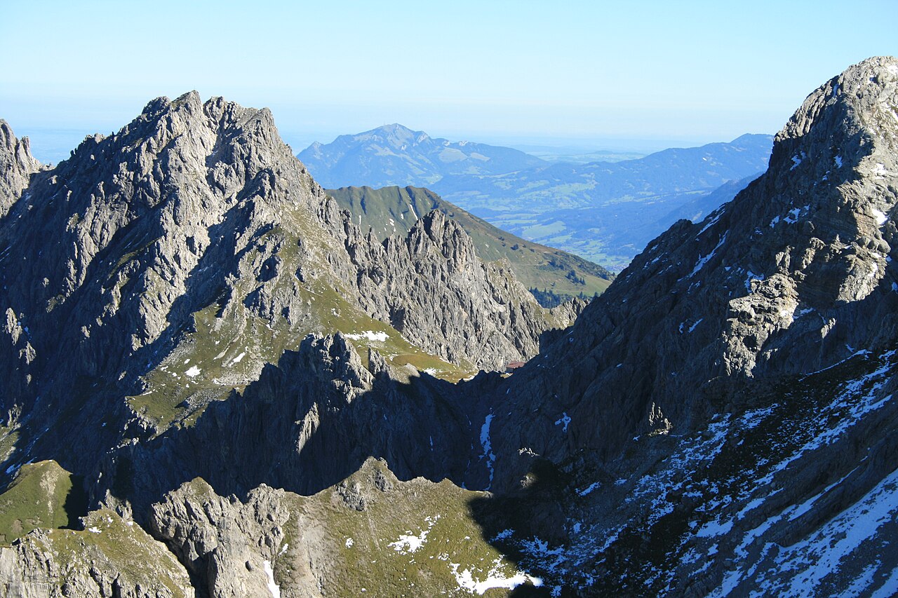 Felsgrate und Gipfel im Morgenlicht